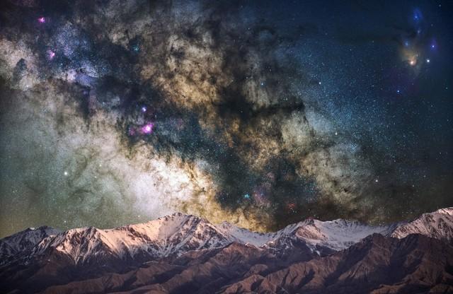 探索18万公里的数字宇宙，揭秘星辰之海—访问未来世界的门户网站（www.cn）